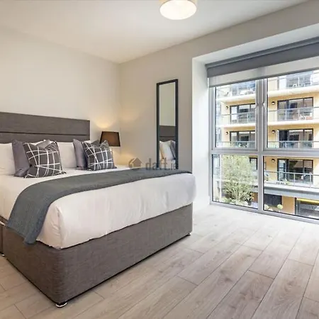 Modern Bedroom Apartment *